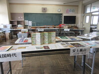 合戦屏風やパンフレットなど、時代ごとに展示物を並べています。