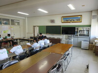 真剣な雰囲気の中で、会議が行われています。