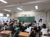 自分たちで決まりを守るための工夫について話し合っています。