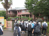 竜宮城みたいな小学校です。