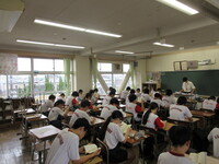 3年生の教室です。姿勢も立派です。