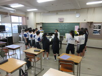 ピアノの前に集まり、しっかりと音をとっています。